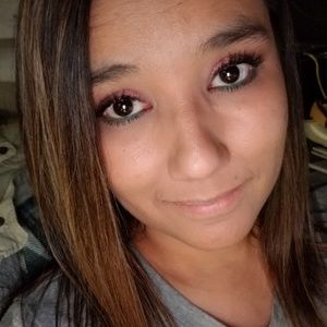 Hello! My name is Sonia. I'm addicted to Poshmark!